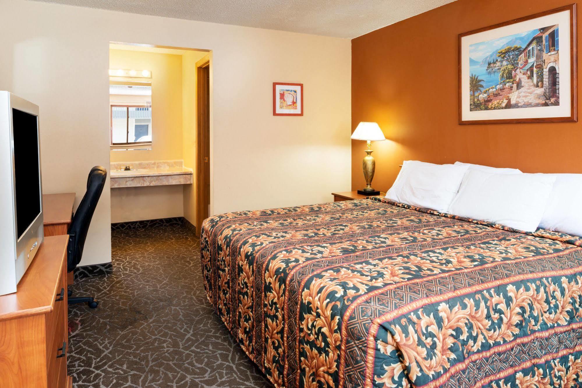 Howard Johnson By Wyndham Spokane Exterior photo